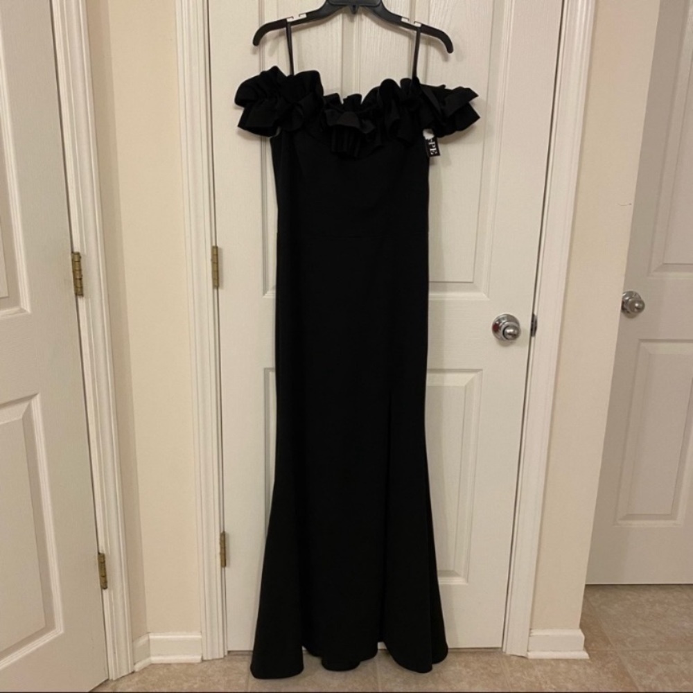 XSCAPE Ruffled Off-The-Shoulder Cap Sleeve Mermaid Crepe Gown in Black Size 6 - Picture 5 of 11